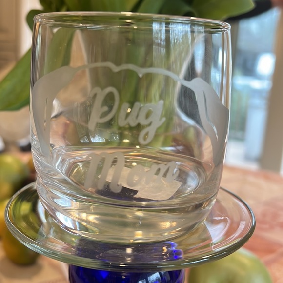 New Pug Mom custom etched drinking glass with outline of pug head. Adorable. - Picture 3 of 6
